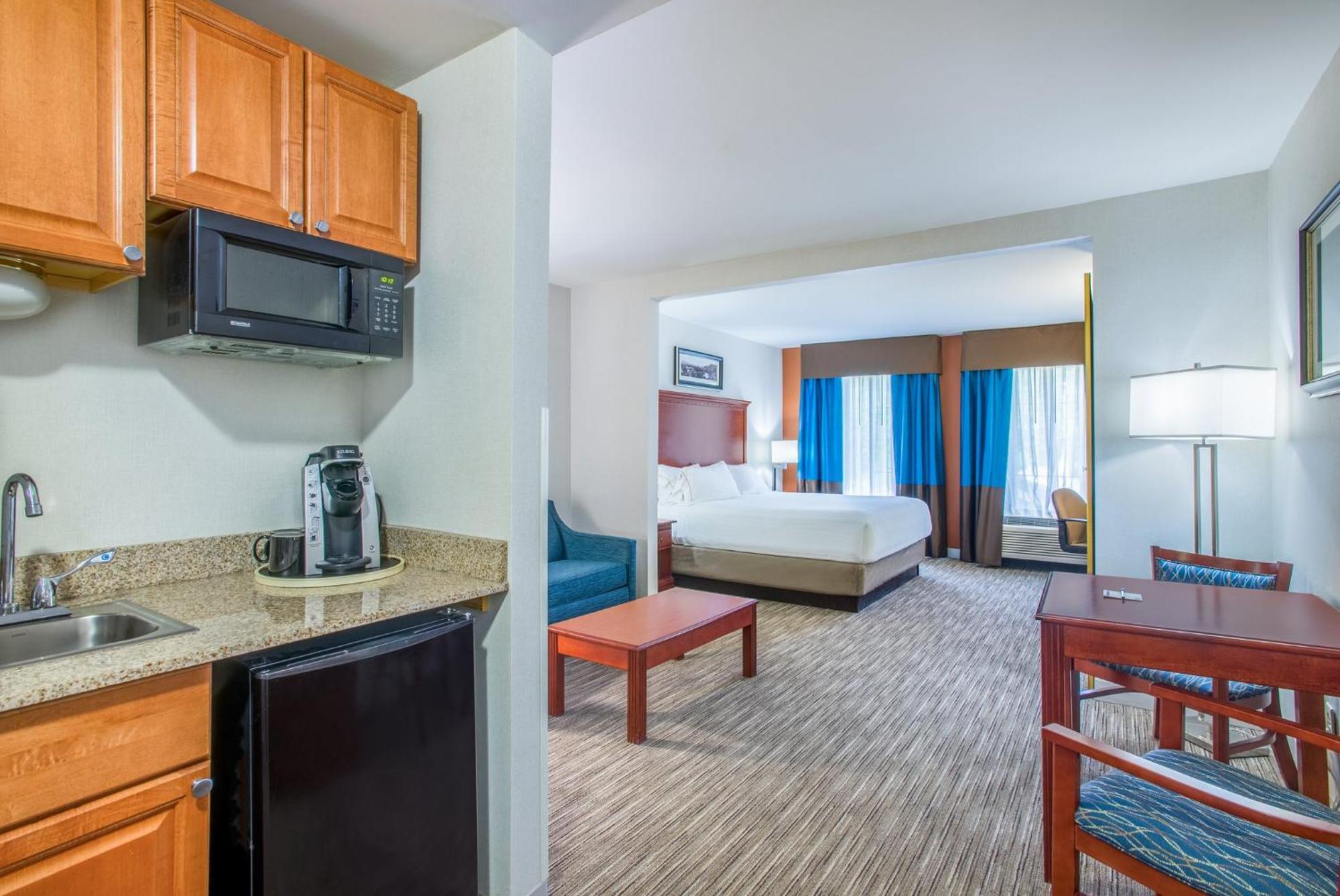Holiday Inn Express Hotel & Suites Brattleboro By Ihg Exterior photo