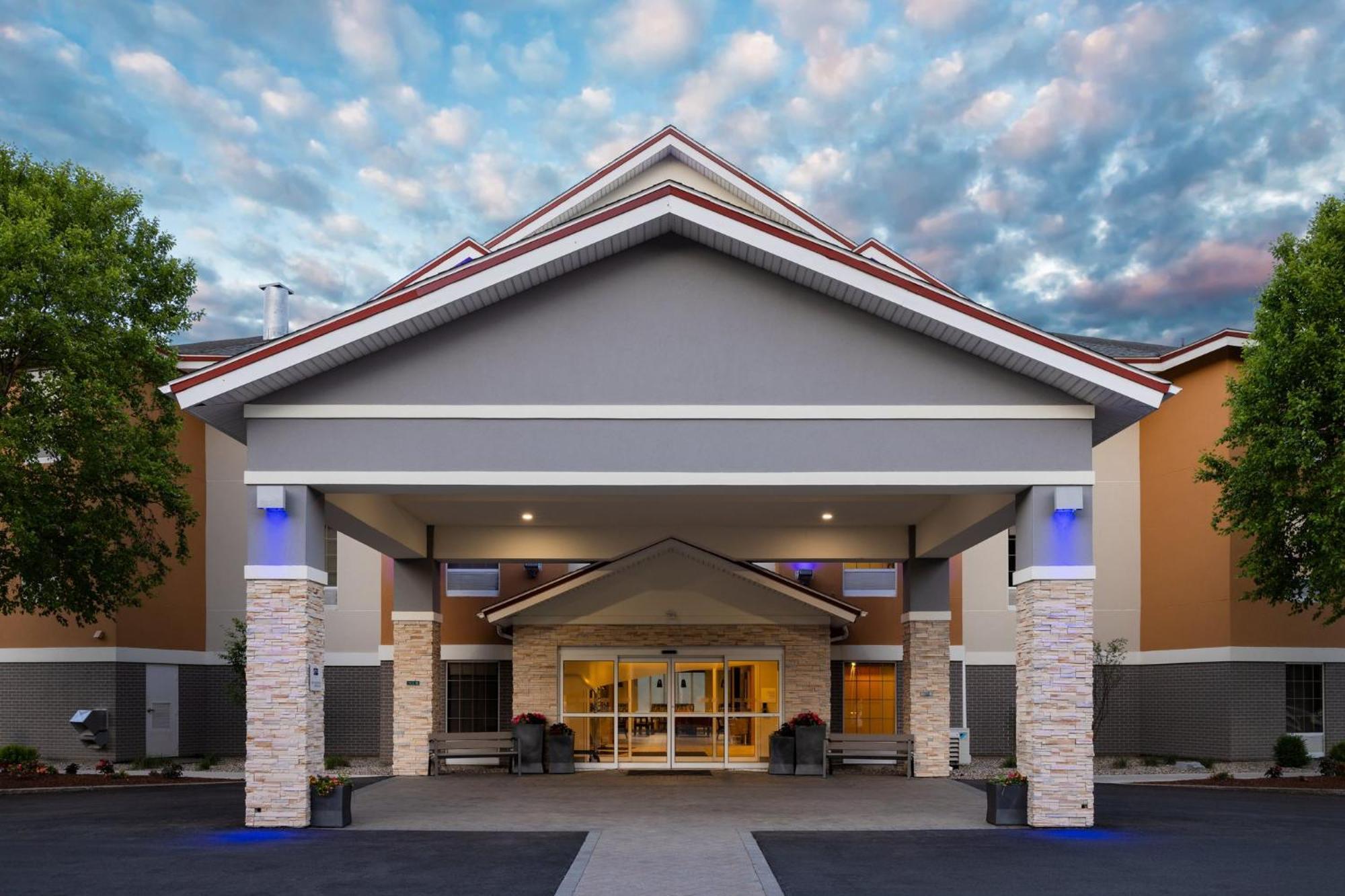 Holiday Inn Express Hotel & Suites Brattleboro By Ihg Exterior photo