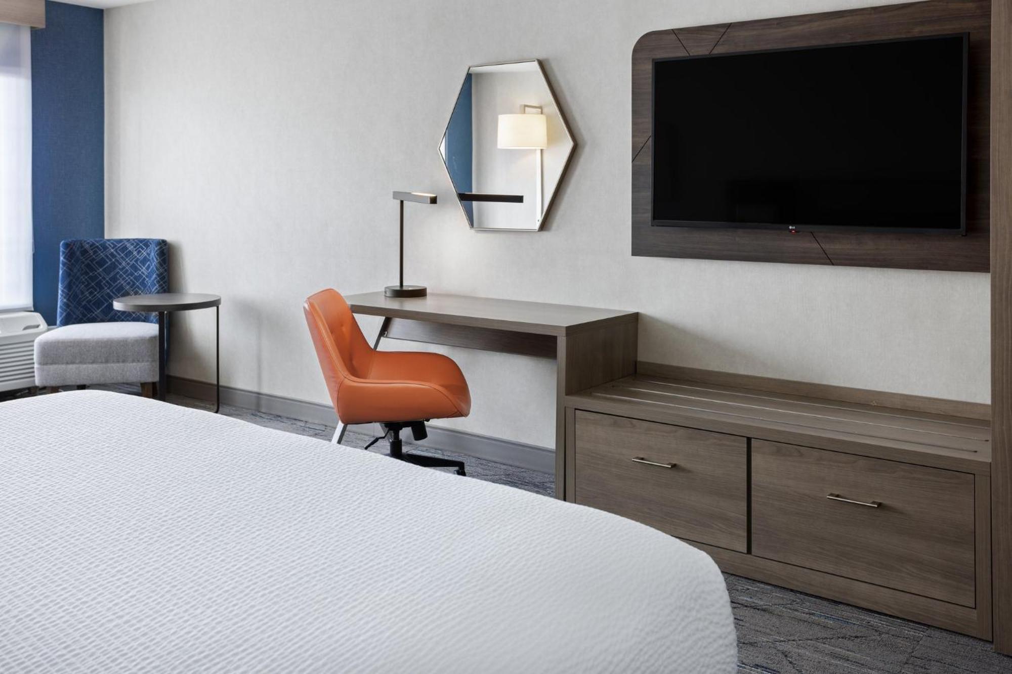 Holiday Inn Express Hotel & Suites Brattleboro By Ihg Exterior photo